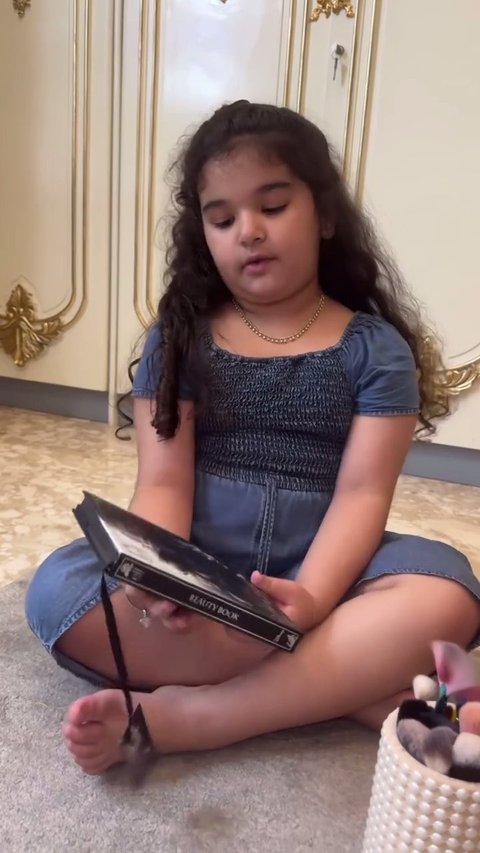 Potret Menggemaskan Ayang Anak Tasya Farasya Makeup Sendiri Tanpa Pakai Cermin, Sukses Cosplay Jadi Princess Aurora