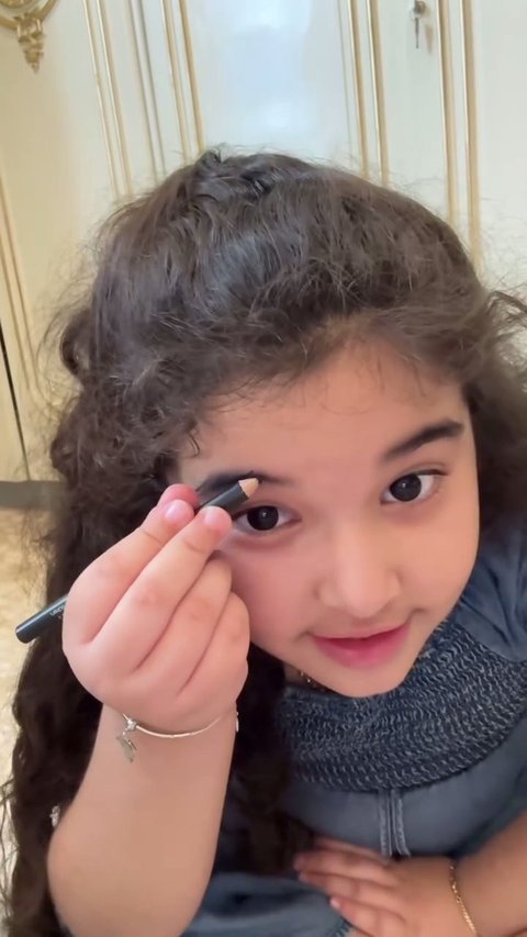 Potret Menggemaskan Ayang Anak Tasya Farasya Makeup Sendiri Tanpa Pakai Cermin, Sukses Cosplay Jadi Princess Aurora