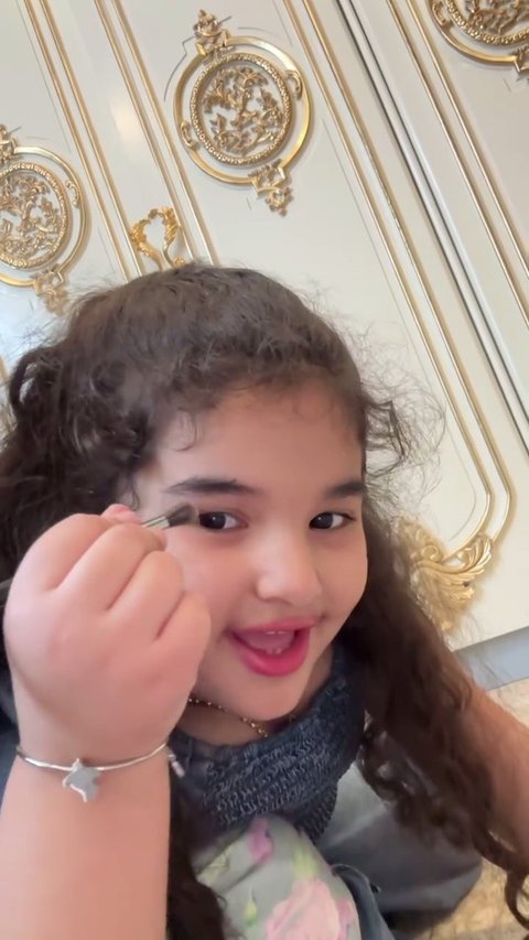 Potret Menggemaskan Ayang Anak Tasya Farasya Makeup Sendiri Tanpa Pakai Cermin, Sukses Cosplay Jadi Princess Aurora