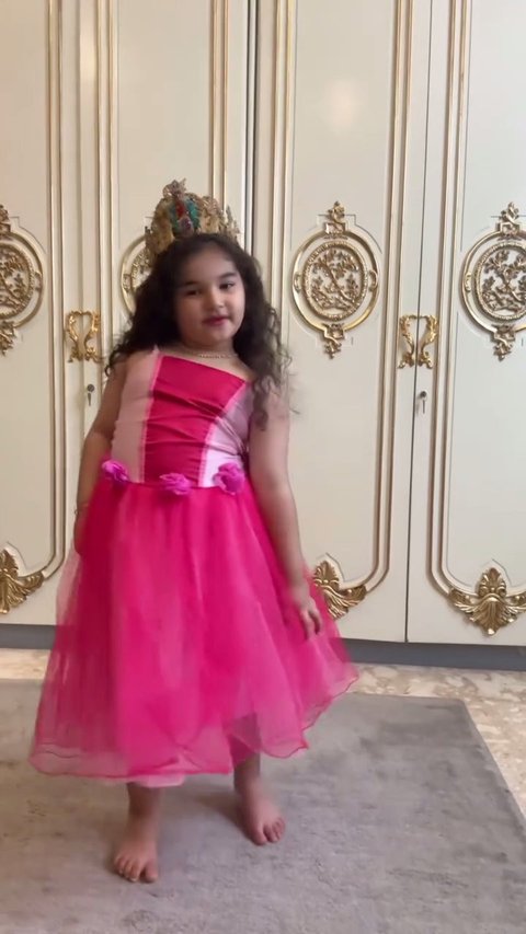 Potret Menggemaskan Ayang Anak Tasya Farasya Makeup Sendiri Tanpa Pakai Cermin, Sukses Cosplay Jadi Princess Aurora