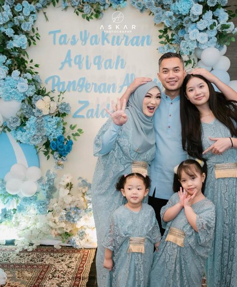 4 Potret Zaskia Gotik Kompak Bareng Keluarga Saat Aqiqah Anak, Ini Detail Nuansa Birunya