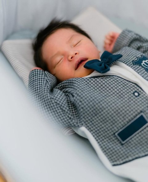4 Potret Zaskia Gotik Kompak Bareng Keluarga Saat Aqiqah Anak, Ini Detail Nuansa Birunya