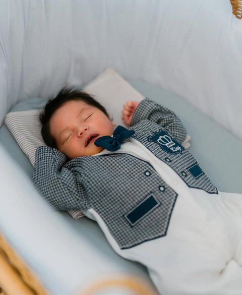4 Potret Zaskia Gotik Kompak Bareng Keluarga Saat Aqiqah Anak, Ini Detail Nuansa Birunya