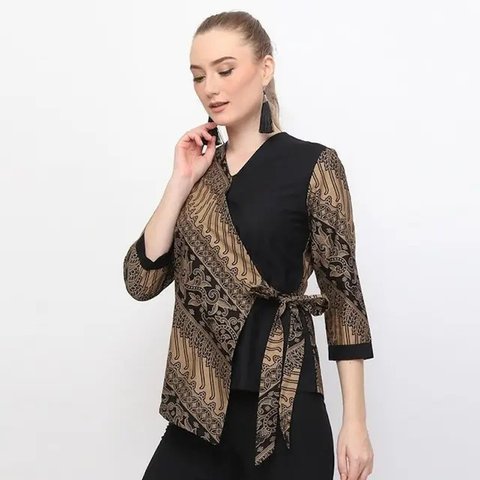 Model baju wanita batik kombinasi polos (Foto: Fimela)