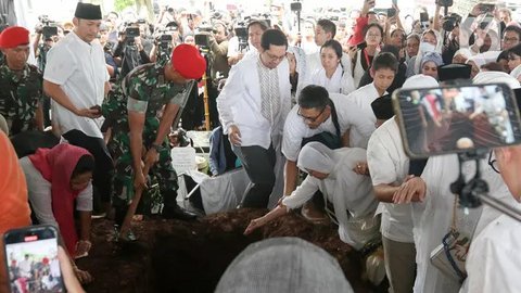  Suasana Haru Pemakaman Titiek Puspa Diiringi Isak Tangis Keluarga