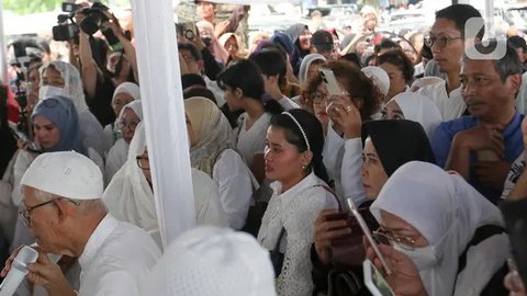  Suasana Haru Pemakaman Titiek Puspa Diiringi Isak Tangis Keluarga