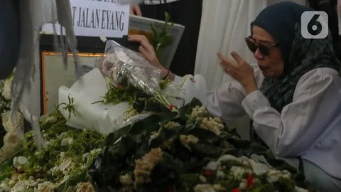  Suasana Haru Pemakaman Titiek Puspa Diiringi Isak Tangis Keluarga