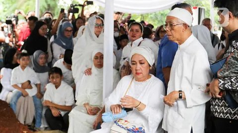  Suasana Haru Pemakaman Titiek Puspa Diiringi Isak Tangis Keluarga
