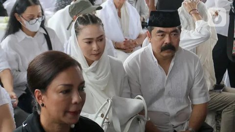 Momen Artis Tanah Air Hadiri Pemakaman Titiek Puspa di Tanah Kusir