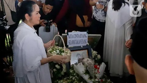 Momen Artis Tanah Air Hadiri Pemakaman Titiek Puspa di Tanah Kusir
