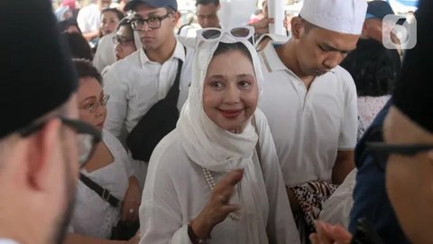 Momen Artis Tanah Air Hadiri Pemakaman Titiek Puspa di Tanah Kusir