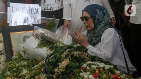 Momen Artis Tanah Air Hadiri Pemakaman Titiek Puspa di Tanah Kusir