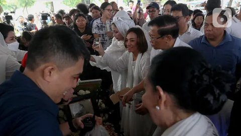 Momen Artis Tanah Air Hadiri Pemakaman Titiek Puspa di Tanah Kusir
