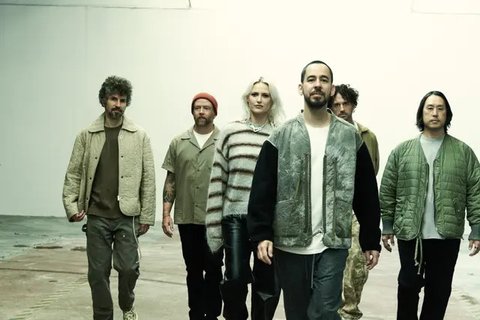 Emily Armstrong dan Linkin Park tampil dalam siaran langsung global di Warner Bros Studios pada 5 September 2024 di Burbank, California. (Timothy Norris/Getty Images via AFP)