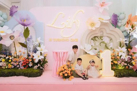 10 Potret Kemeriahan Momen Ulang Tahun Baby Lily Anak Raffi Ahmad dan Nagita Slavina di Rumah Andara, Kompak Pakai Baju Serba Krem