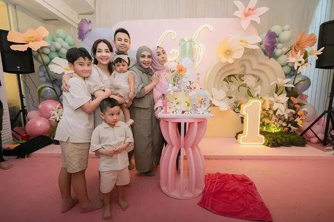 10 Potret Kemeriahan Momen Ulang Tahun Baby Lily Anak Raffi Ahmad dan Nagita Slavina di Rumah Andara, Kompak Pakai Baju Serba Krem