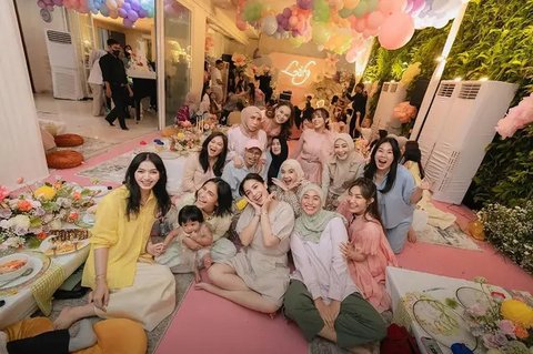 10 Potret Kemeriahan Momen Ulang Tahun Baby Lily Anak Raffi Ahmad dan Nagita Slavina di Rumah Andara, Kompak Pakai Baju Serba Krem