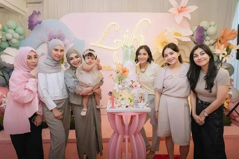 10 Potret Kemeriahan Momen Ulang Tahun Baby Lily Anak Raffi Ahmad dan Nagita Slavina di Rumah Andara, Kompak Pakai Baju Serba Krem
