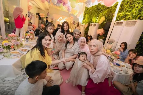 10 Potret Kemeriahan Momen Ulang Tahun Baby Lily Anak Raffi Ahmad dan Nagita Slavina di Rumah Andara, Kompak Pakai Baju Serba Krem