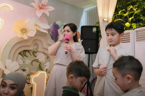 10 Potret Kemeriahan Momen Ulang Tahun Baby Lily Anak Raffi Ahmad dan Nagita Slavina di Rumah Andara, Kompak Pakai Baju Serba Krem