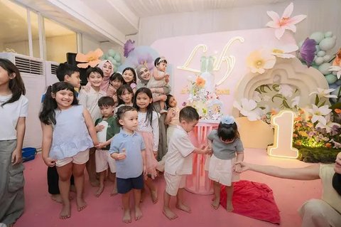10 Potret Kemeriahan Momen Ulang Tahun Baby Lily Anak Raffi Ahmad dan Nagita Slavina di Rumah Andara, Kompak Pakai Baju Serba Krem