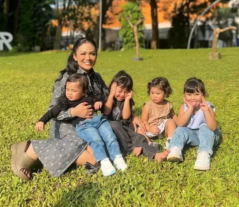 6 Potret Anak-Anak Aurel Hermansyah saat Diajak Krisdayanti Keliling Jakarta Naik MRT, Ameena Pakai Dress Harga Rp10 Juta