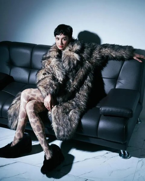  Tampil Stunning dengan Coat Berbulu
