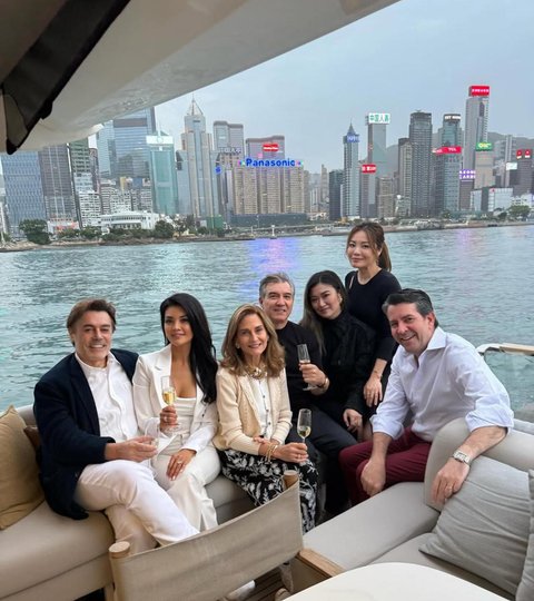 7 Potret Cantik Menawan Farah Quinn Rayakan Ulang Tahun ke-45, Tampil Elegan Di Kapal Pesiar Hong Kong