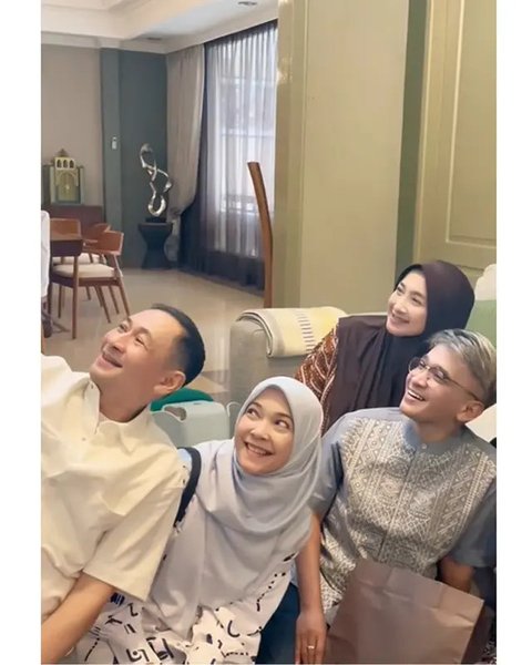 6 Potret Desy Ratnasari dan Ruben Onsu Hadiri Acara Halal Bihalal Artis Lawas, Tampak Akrab dan Bersahabat