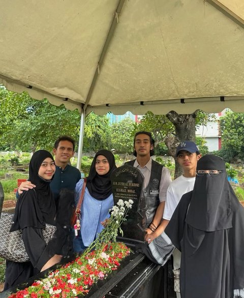 Umi Pipik Kenang 12 Tahun Kepergian Ustaz Jefri, Tulis Doa dan Pesan Menyentuh Hati