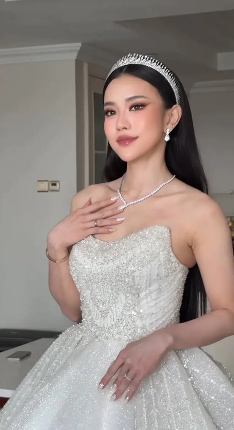 Intip 3 Gaun Putih Jessica Jane saat Dinikahi Erwin Phang, Tampil Mewah Bak Princess