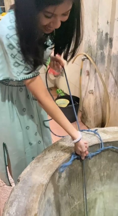 Reaksi Kocak Anak-Anak Ariyo Wahab Perdana Lihat Sumur, Tak Percaya Dulu Sang Ayah Mandi di Sana