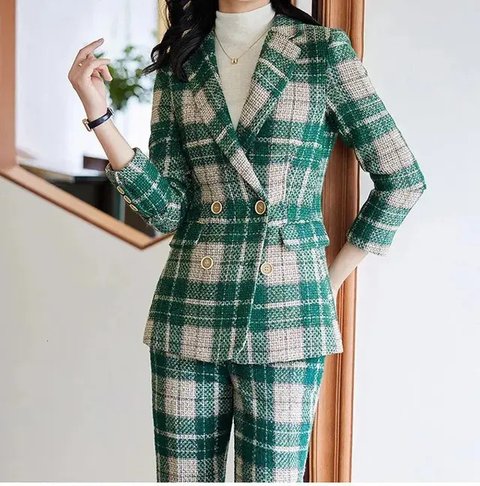5 Inspirasi Model Jas Wanita Modern dan Elegan untuk April 2025, Bikin Tampilan Lebih Elegan