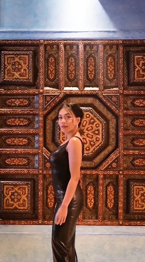 4 Potret Cantik Denada dengan Dress Hitam Mengkilap, Pesonanya Bikin Candu dan Terlihat Awet Muda