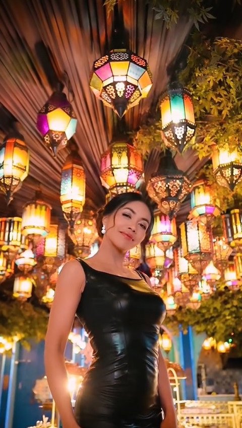 4 Potret Cantik Denada dengan Dress Hitam Mengkilap, Pesonanya Bikin Candu dan Terlihat Awet Muda