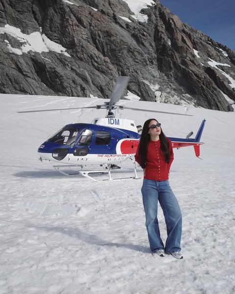 4 Potret Cantik Yasmin Napper Liburan ke New Zeland, Kompak dengan Giorgino Abraham Naik Helikopter
