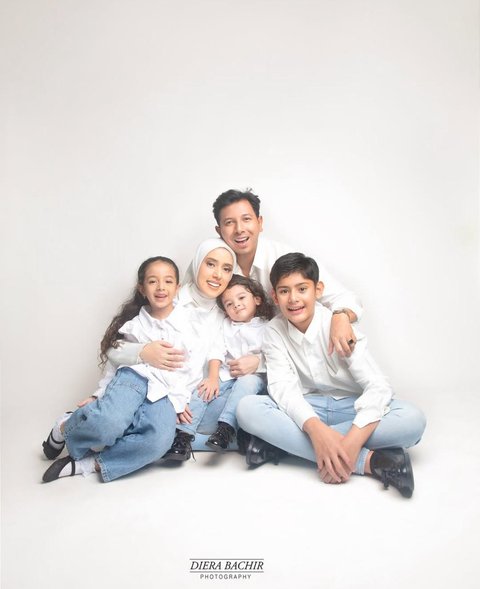 3 Potret Terbaru Keluarga Sonny Septian dan Fairuz A Rafiq, Tampil Serasi dan Memikat