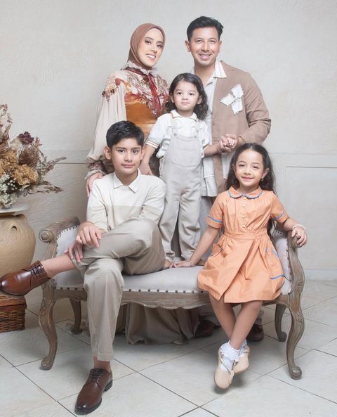 3 Potret Terbaru Keluarga Sonny Septian dan Fairuz A Rafiq, Tampil Serasi dan Memikat