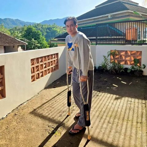 6 Potret Adjie Pangestu Belajar Jalan Usai Jalani Operasi Tendon Achilles, Tunjukkan Semangat Sembuh