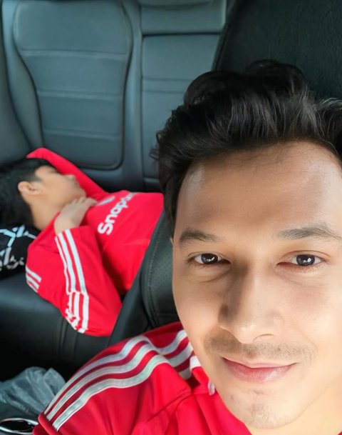 5 Potret Kebersamaan Sonny Septian Ajak Faaz Quality Time Sepulang Sekolah, Kompak Pakai Jersey Manchester United