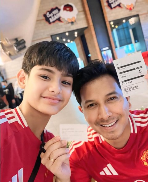 5 Potret Sonny Septian dan Faaz Habiskan Quality Time bersama dengan Jersey Serasi