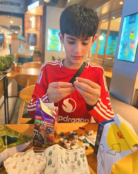 5 Potret Sonny Septian dan Faaz Habiskan Quality Time bersama dengan Jersey Serasi