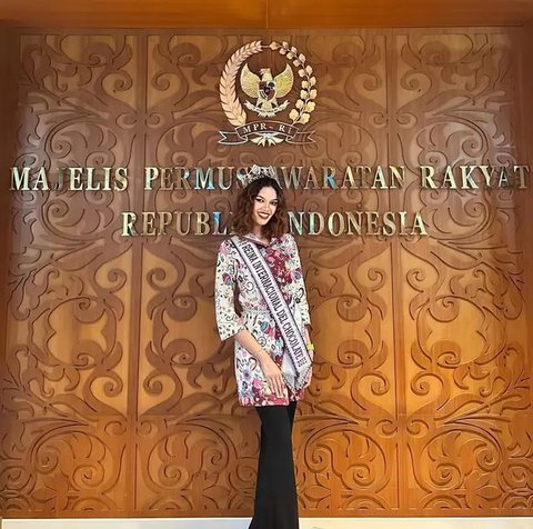 6 Potret Cantik Ayu Michelle Wakil Indonesia di Ajang Miss Aura Internasional 2025, Tampil Anggun dengan Kulit Eksotis dan Rambut Keriting