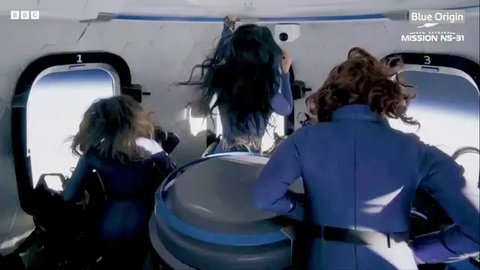 Terbang ke Luar Angkasa, 6 Potret Katy Perry Tinggalkan Bumi Sambil Membawa Bunga Daisy yang Punya Makna Khusus