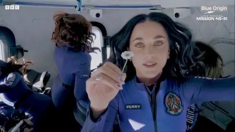 Terbang ke Luar Angkasa, 6 Potret Katy Perry Tinggalkan Bumi Sambil Membawa Bunga Daisy yang Punya Makna Khusus
