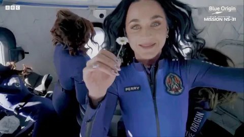 Terbang ke Luar Angkasa, 6 Potret Katy Perry Tinggalkan Bumi Sambil Membawa Bunga Daisy yang Punya Makna Khusus