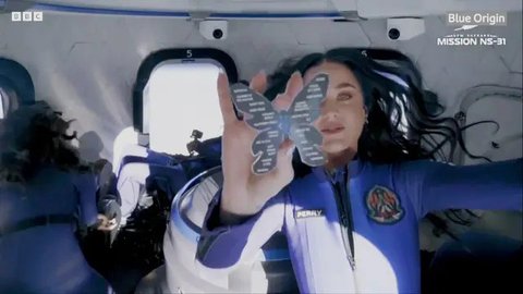 Terbang ke Luar Angkasa, 6 Potret Katy Perry Tinggalkan Bumi Sambil Membawa Bunga Daisy yang Punya Makna Khusus