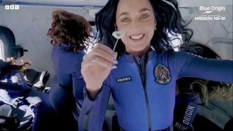 Terbang ke Luar Angkasa, 6 Potret Katy Perry Tinggalkan Bumi Sambil Membawa Bunga Daisy yang Punya Makna Khusus