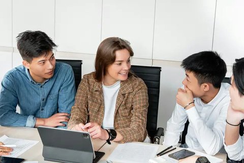 Menyentuh Wajah Saat Bicara Sering Disebut Berbohong, Begini Penjelasan Psikologi dan Pakar Komunikasi