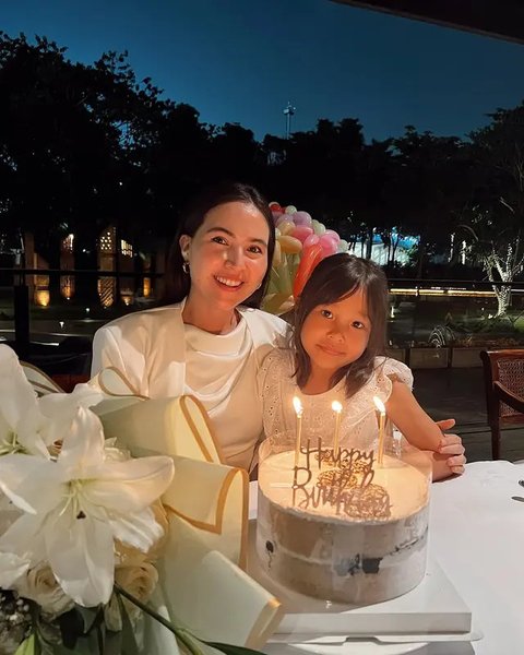 6 Potret Cantik Awet Muda Olivia Jensen di Momen Ulang Tahun ke-32, Tetap Bahagia Meski Dirayakan Sederhana Bareng Keluarga